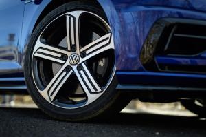 Volkswagen Golf R 5-Door 2017 года  (JP)